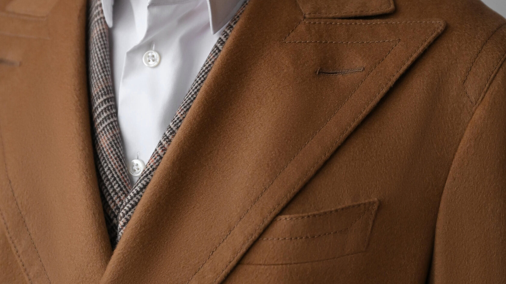 Пальто поверх костюма детально