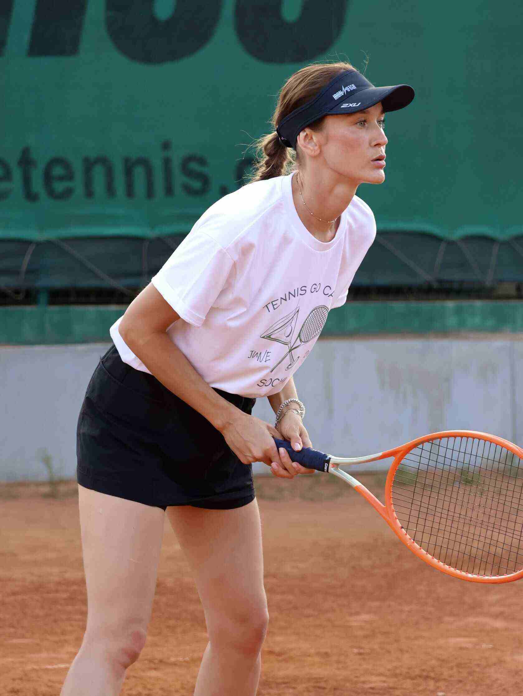 Теннисистка с ракеткой