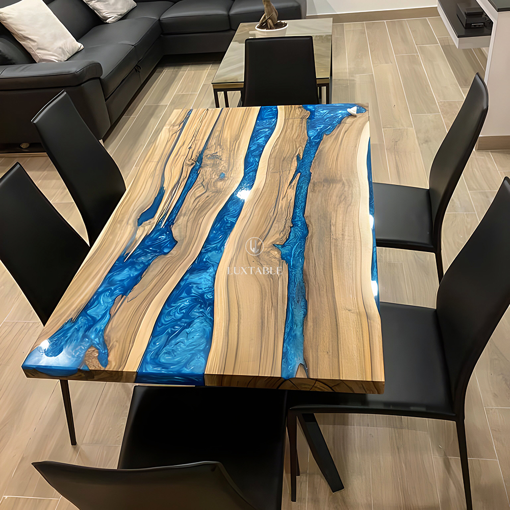 Epoxidharz Tische Alagoas aus europäischem Nussbaum und hellblauem Epoxidharz mit Metallic Effekt