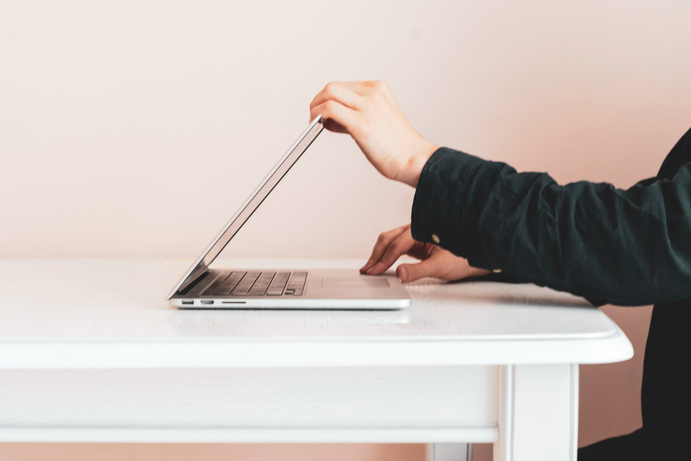 Розбираємося, чому ноутбук довго вмикається навіть із SSD. Причини повільного запуску у 2025 і що робити. ноутбук довго вмикається 2025, чому ноутбук повільний, проблеми із запуском ноутбука, купити ноутбук технорум