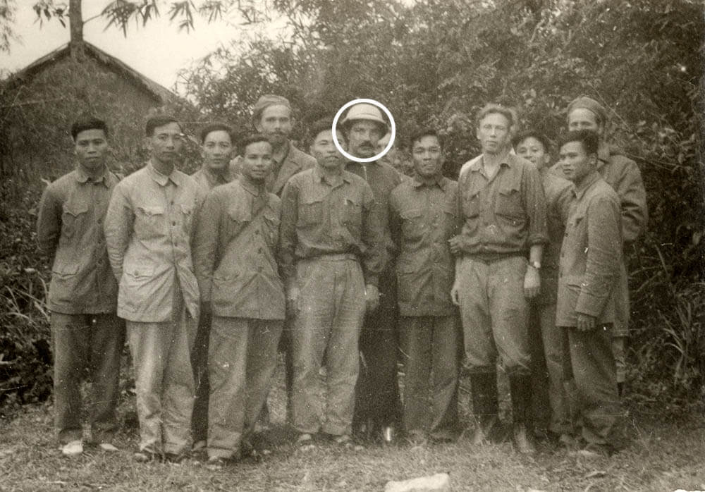 Юрий Трушечкин с вьетнамскими товарищами