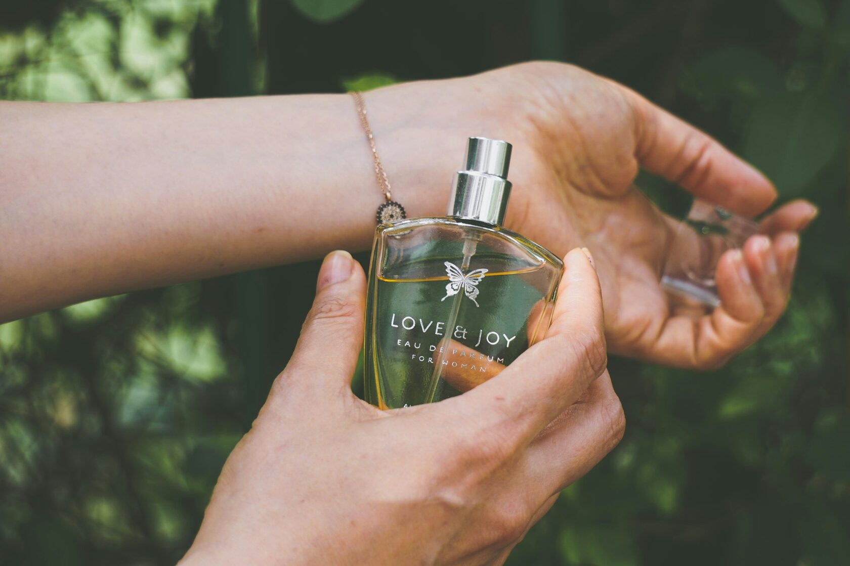 Тестирование аромата на коже в LETIPARFUM