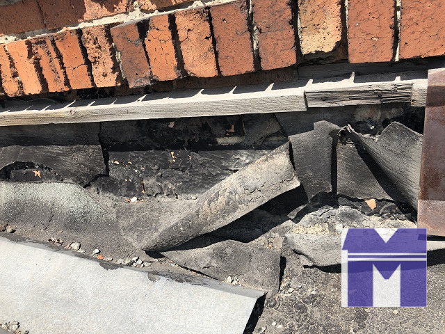 Отрыв и отслаивание кровельного ковра на примыкании