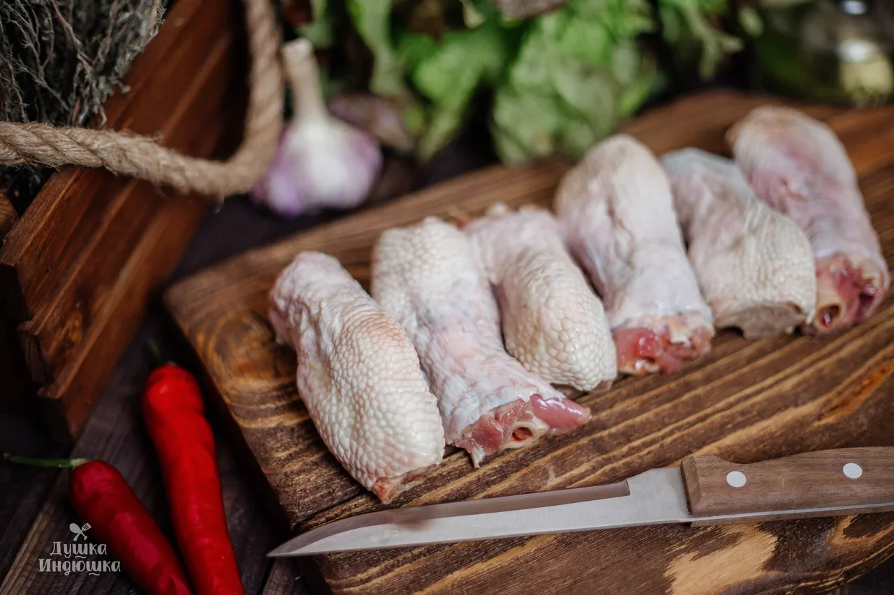 душка индюшка. плечевая часть индейки. мясо бедра индейки. индюшка девочка. индейка крыло плечевая часть.