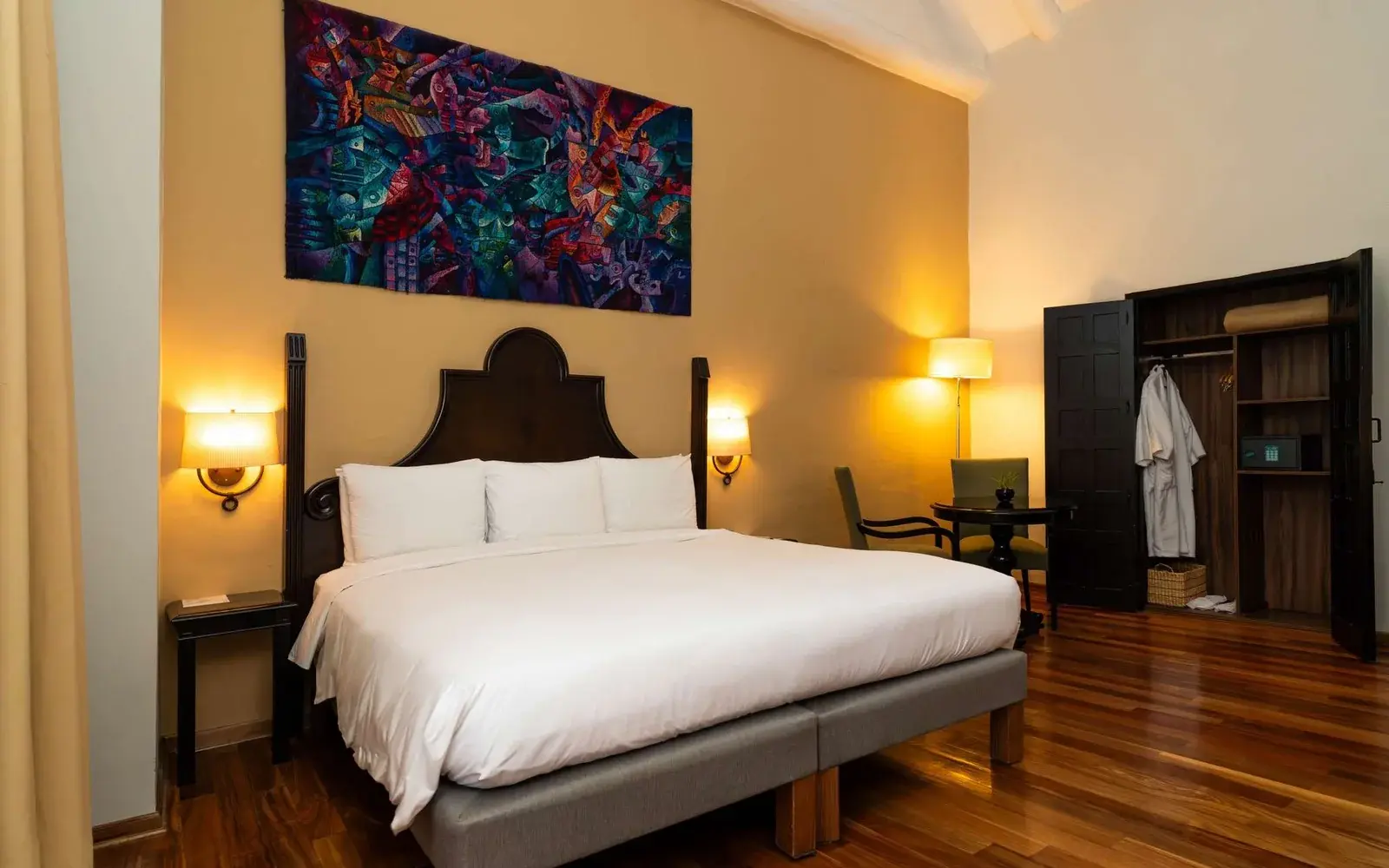 Колониальный номер с деревянным полом и андским гобеленом, Novotel Cusco