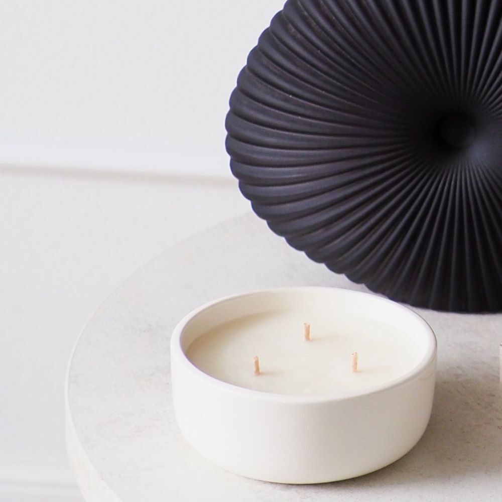 свеча и букет сухих цветов