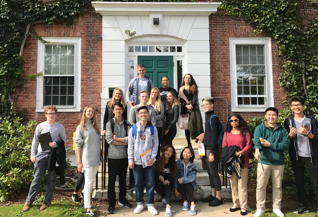 Студенты в швейцарии. Образовательный туризм в европе. Студенты сша. Уильямс колледж сша. Выпускник вуза.