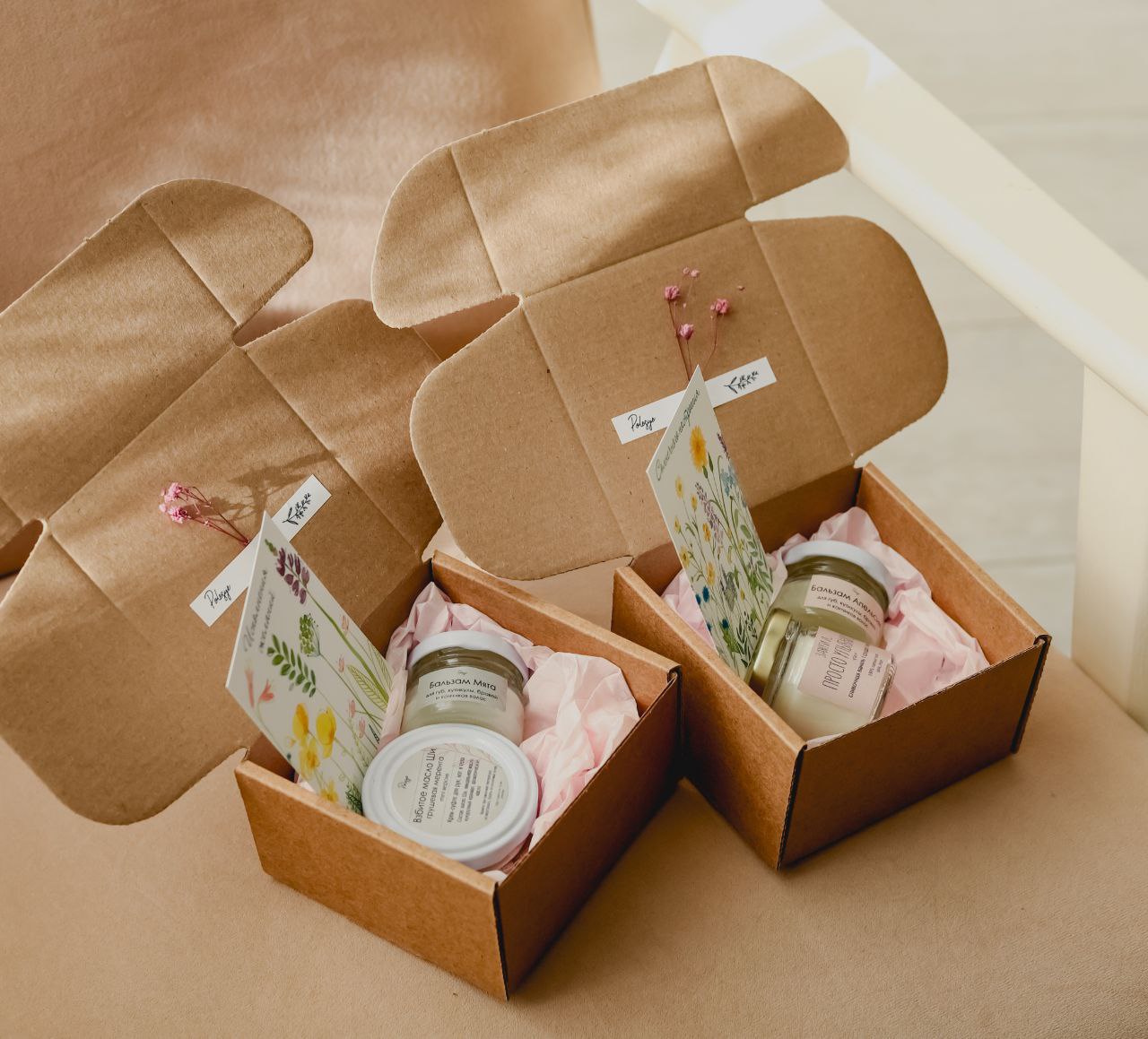 Подарочные наборы с ароматной косметикой и свечами разных форматов. Красивая упаковка подарков