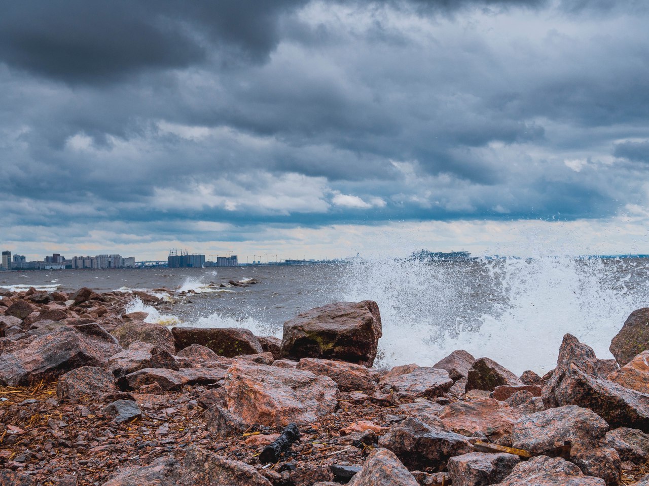 Финский залив в Санкт-Петербурге каменный