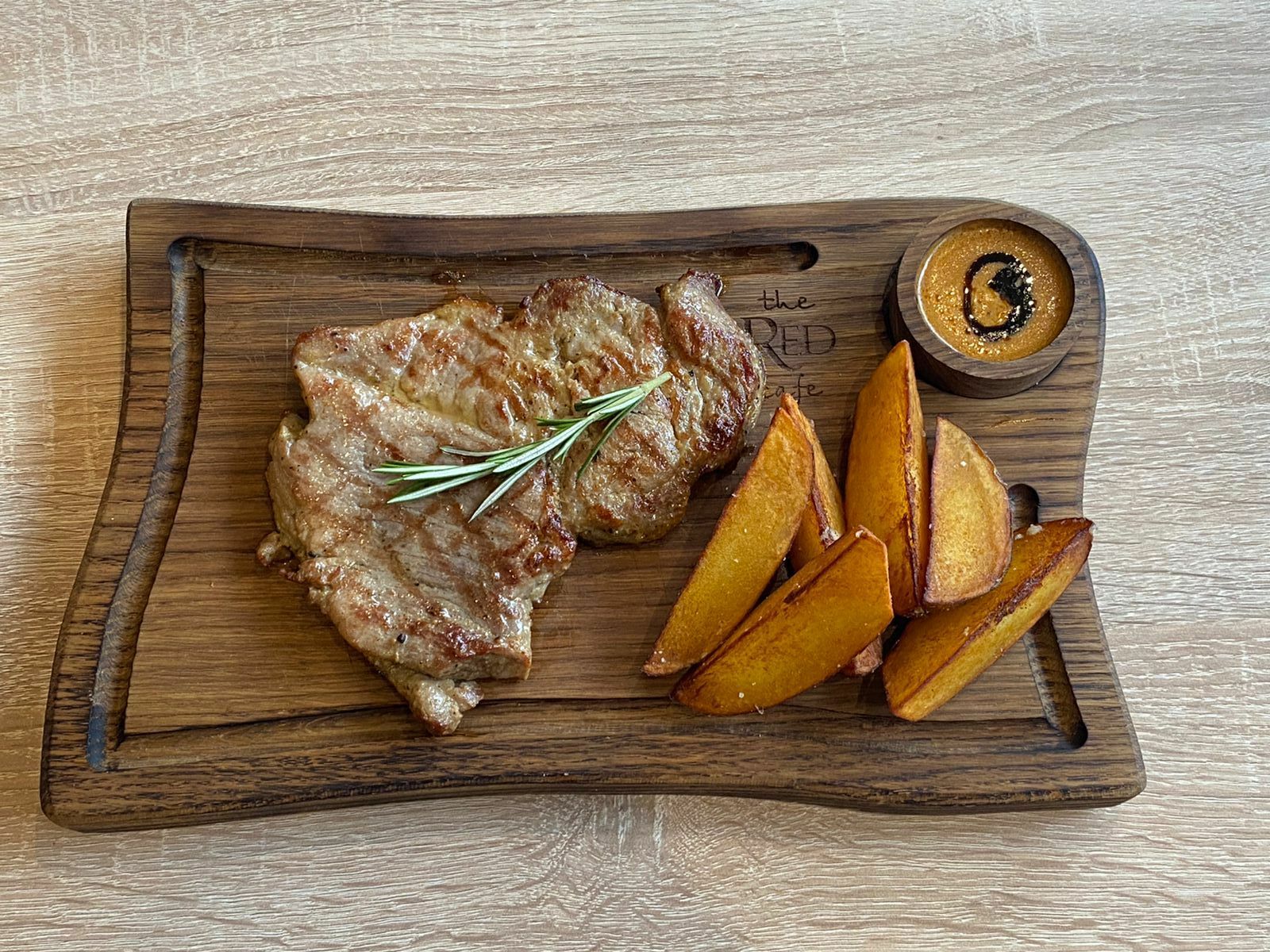 стейк с картофельными дольками. стейк с картофелем по деревенски. стейк с картофелем. стейк из свинины в духовке. свиная корейка с картофельными дольками.