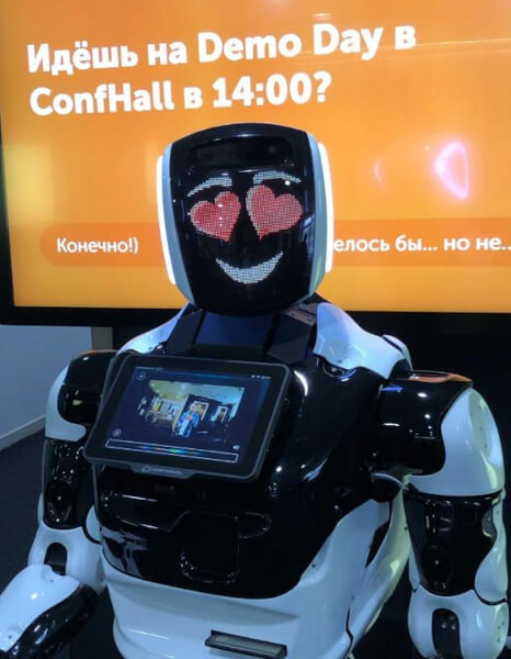 Робот Promobot V4 общается с ребёнком на детском празднике