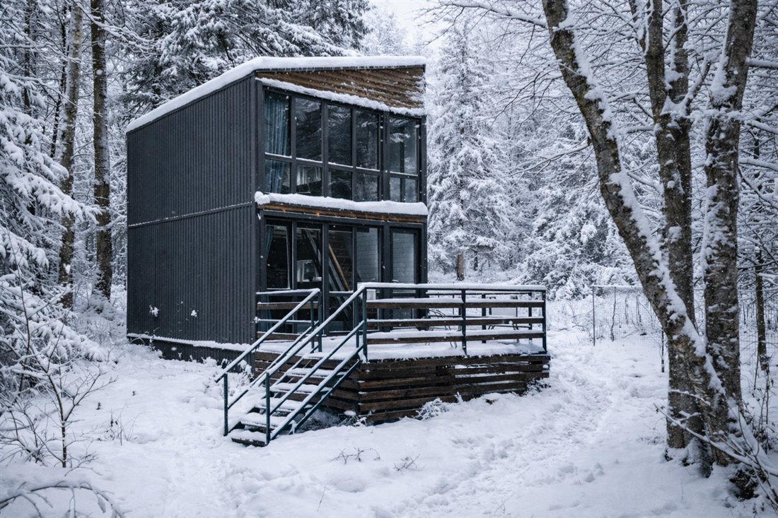 Зимний фасад домика Лунный в WOOD, Архыз