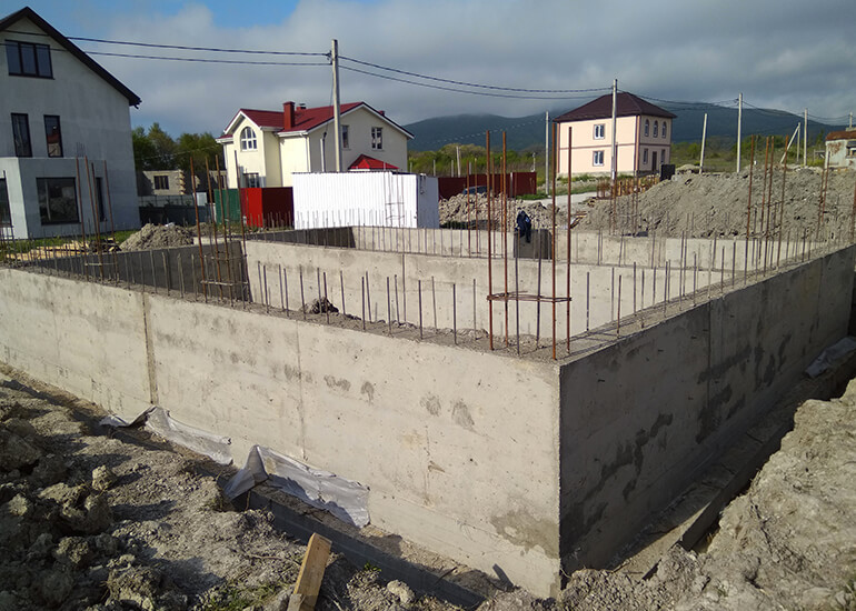 Стены фундамента дома в Новороссийске