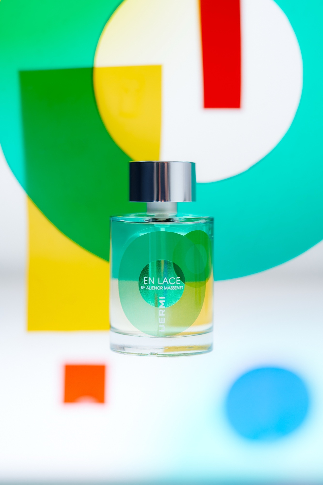 Флакон En Lace на&nbsp;фоне цветной геометрии, съёмка для&nbsp;Place Parfume