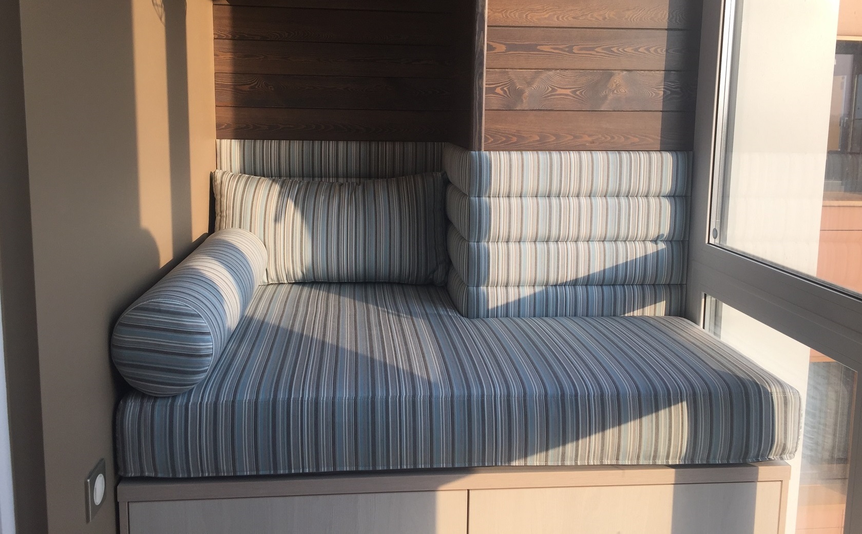 деревянный диван для балкона