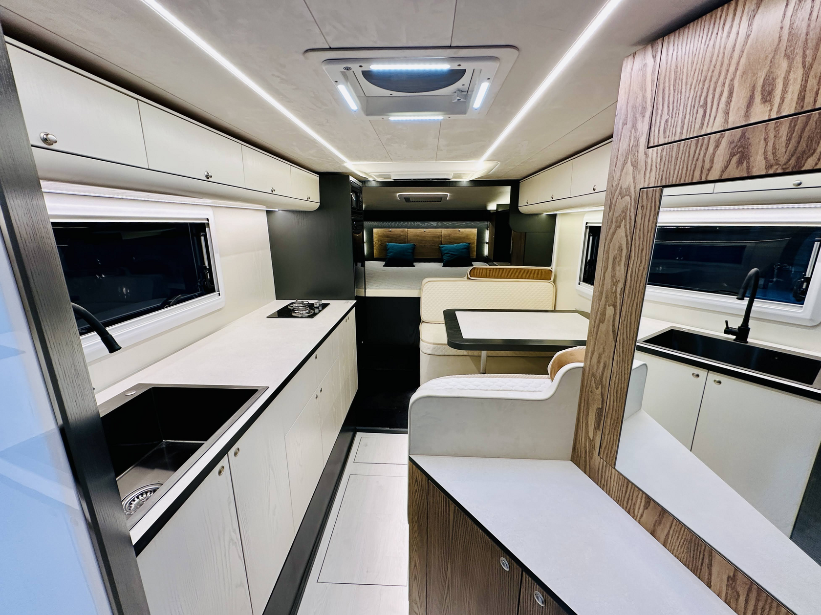 Просторная кухонная зона в Piligrim Camper 600LX с угловой планировкой и вместительными ящиками