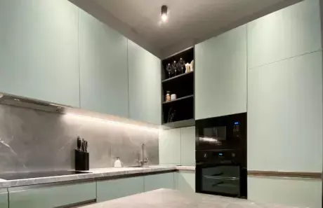 Голубая угловая кухня со встроенной техникой