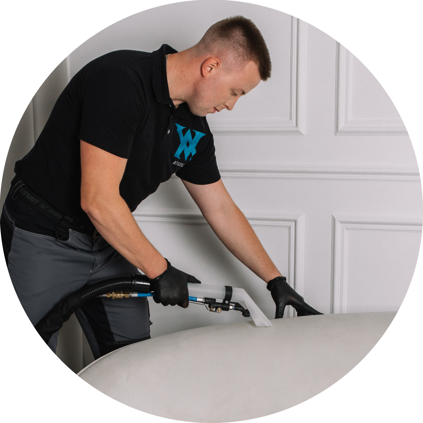 Команда Avangard-clean моет обивку дивана