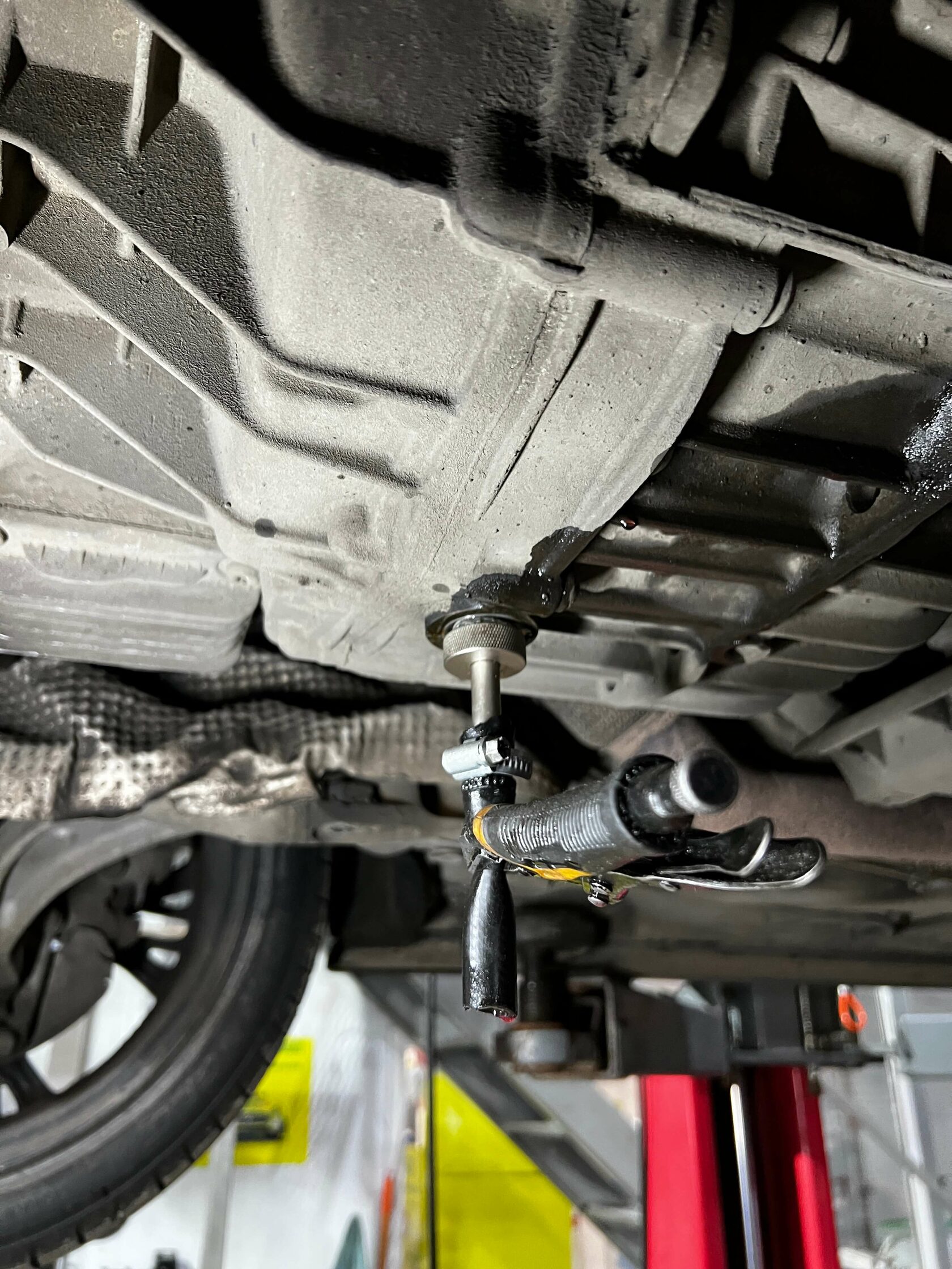 Процесс замены масла Audi