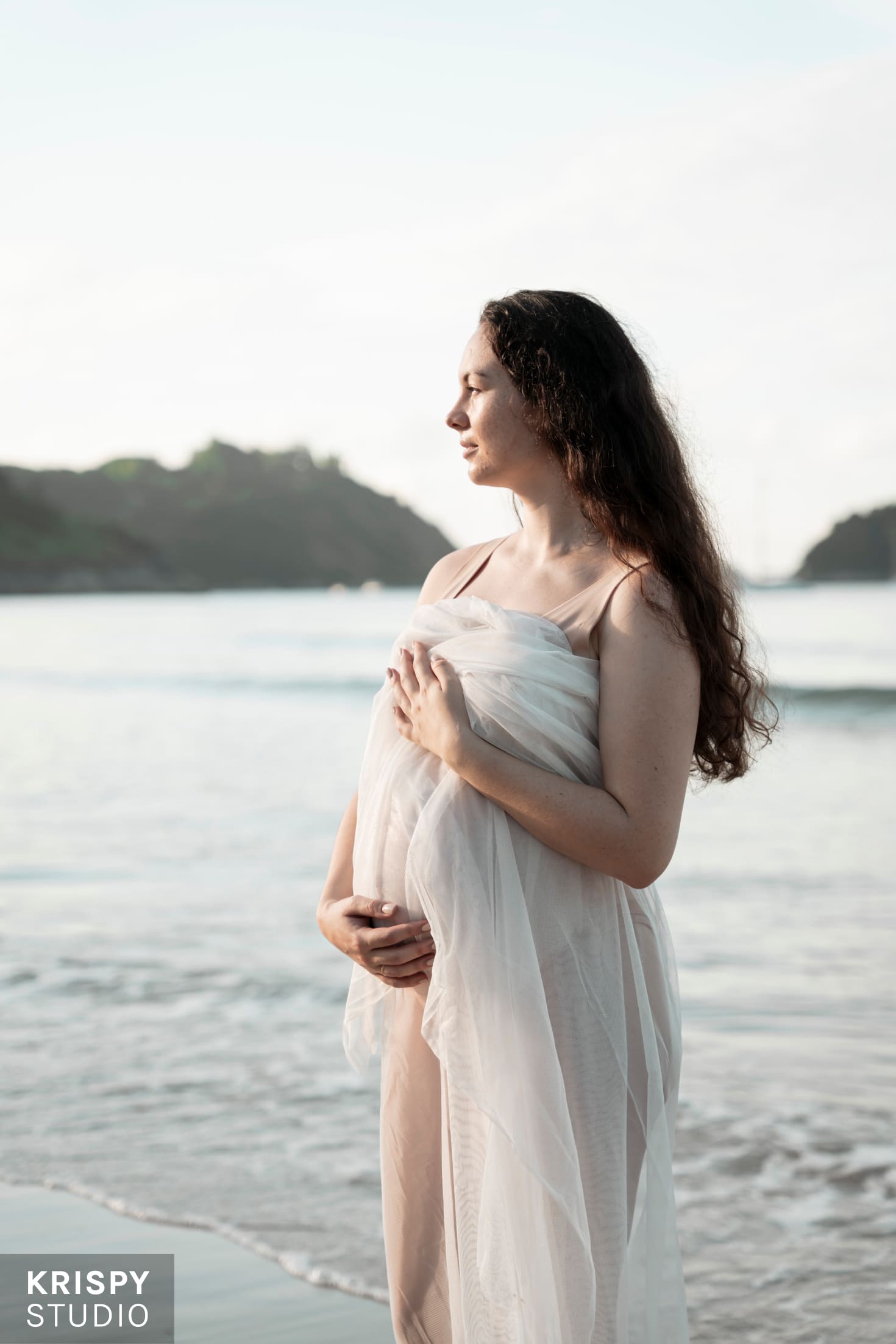 Фотосессия на берегу Пхукета, беременная женщина и океан