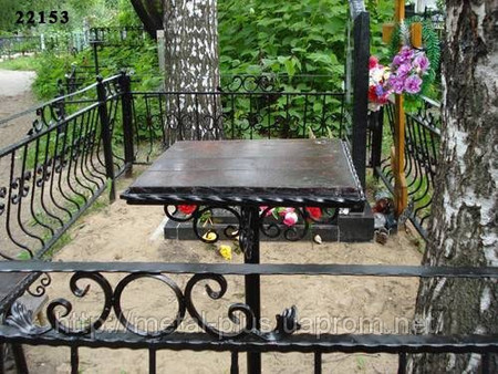 Простой столик на кладбище