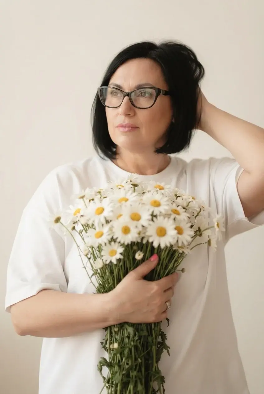 Кристина с букетом ромашек