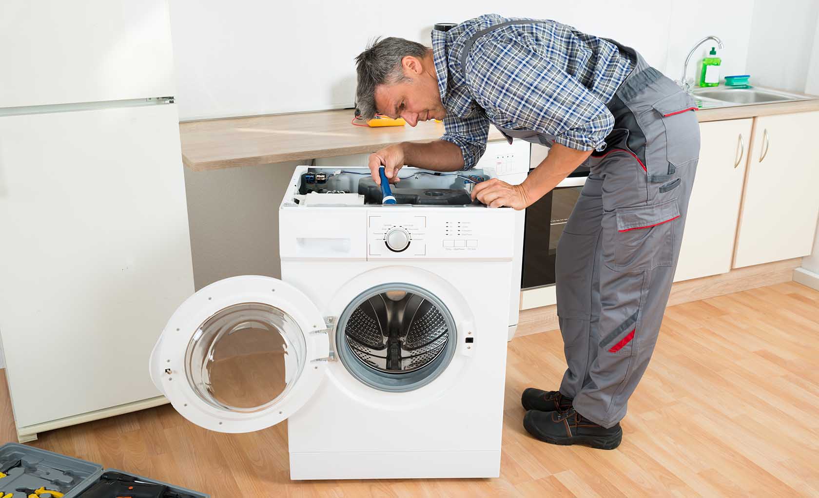 Где можно сдать стиральную машину. Чинить стиральную машину. Мастер по ремонту стиральных машин. Поломки стиральных машин. Машинка набирает воду и сразу сливает.