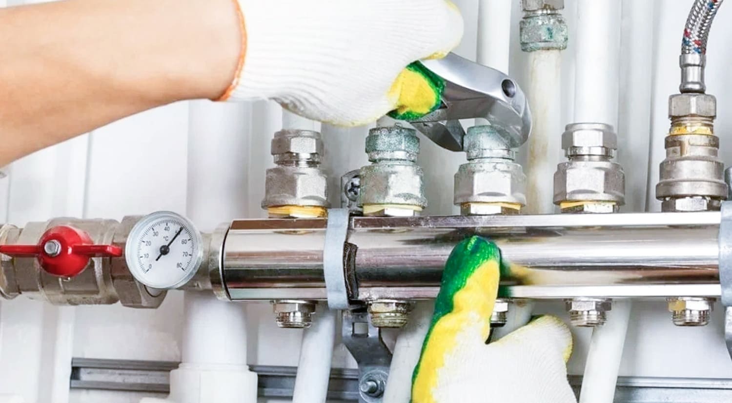 протечка труб сантехник