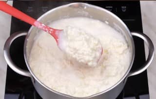 Приготовление сыра из молока яиц сметаны: шаг 5