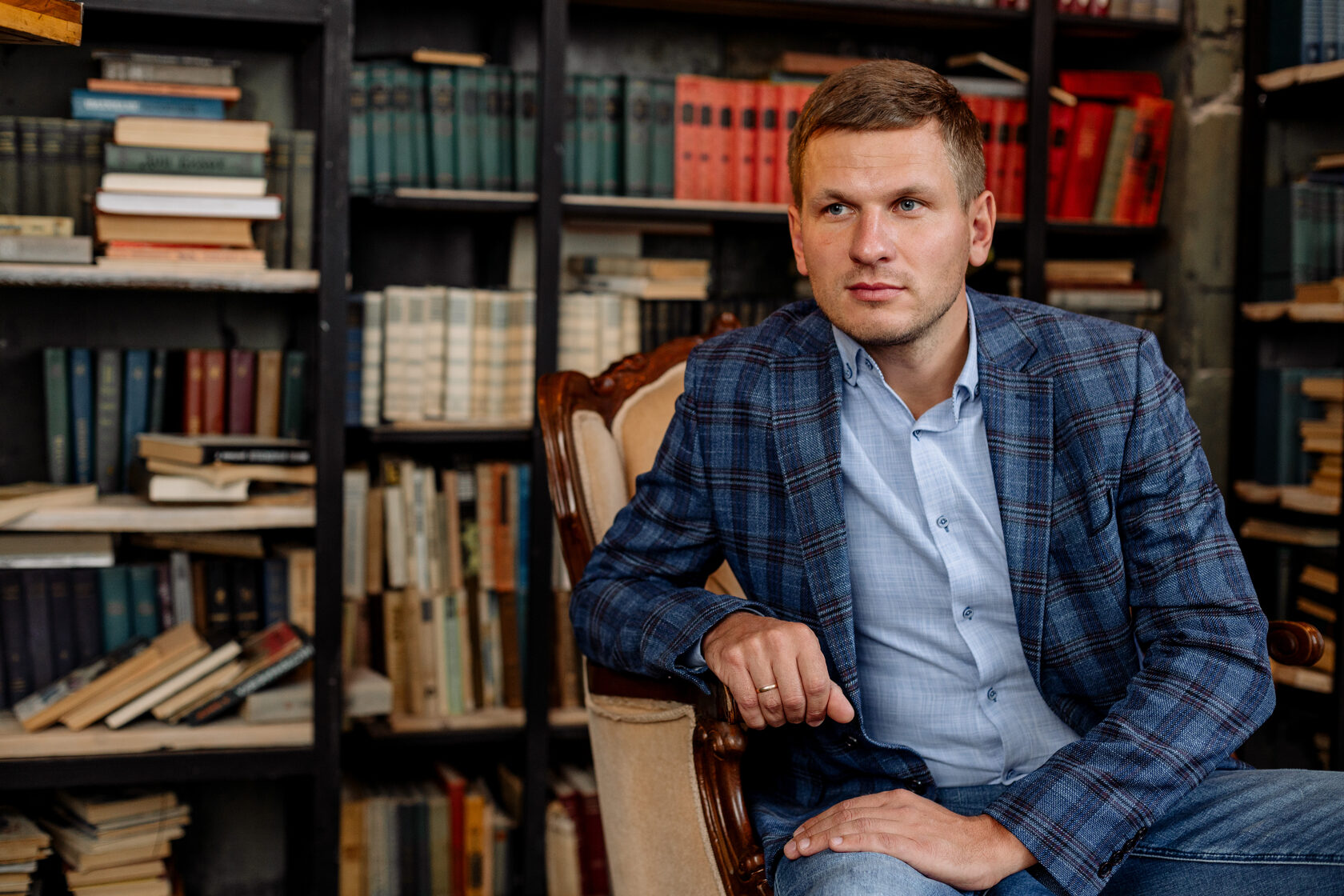 Адвокат Евгений Кузин в рабочем кабинете