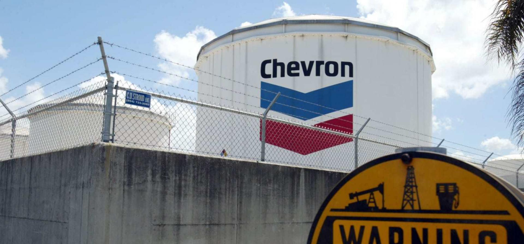 Компания chevron. Chevron. Chevron Corporation. Шеврон американская компания. Chevron бочка.