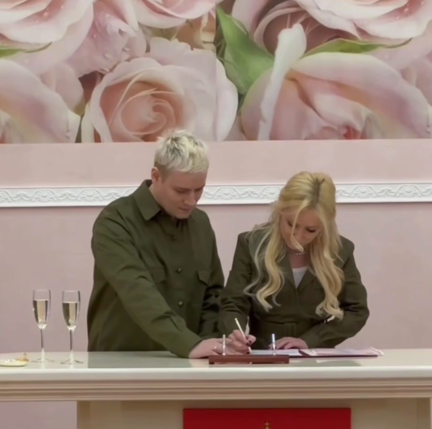 Шаман и Мизулина официально поженились