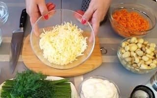 Приготовление салата «Грибная поляна» с шампиньонами и курицей: шаг 2