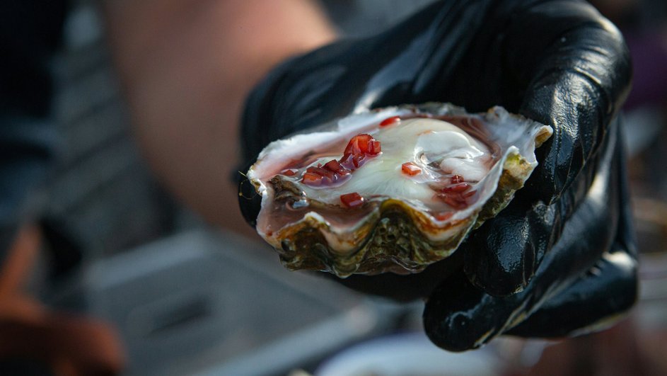 устрицы с соусом