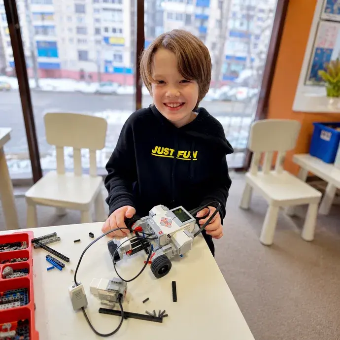 Ученик собирает робота LEGO EV3 на занятии RoboCore