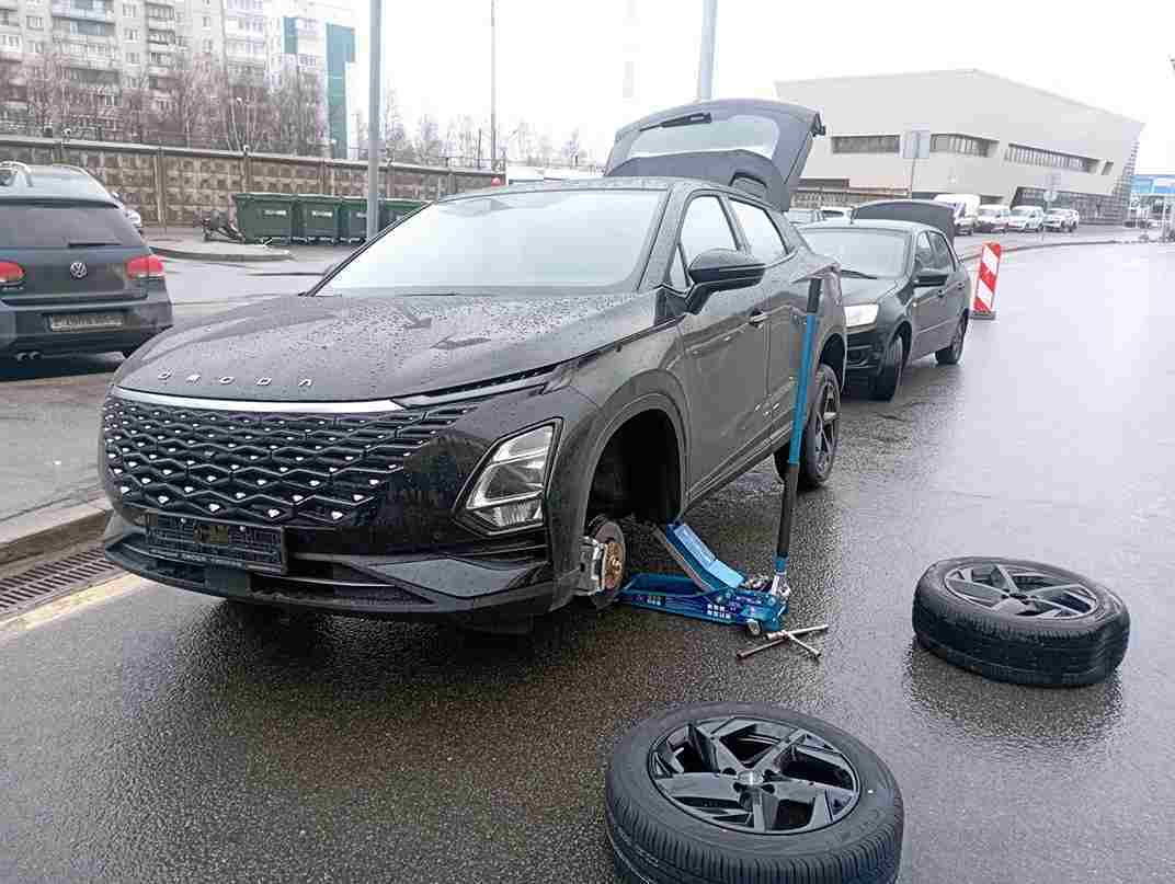 Установили запасное колесо на автомобиле Omoda на ЗСД в Санкт-Петербурге