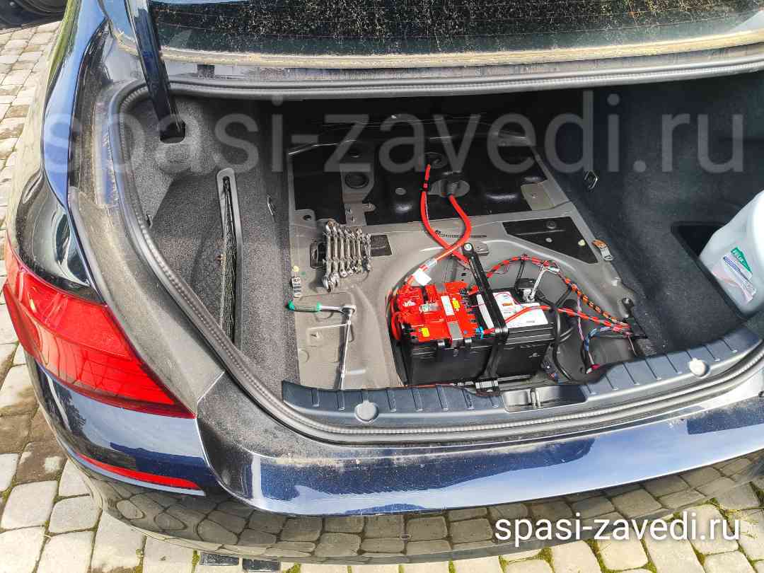 Замена аккумулятора в машине БМВ 520i