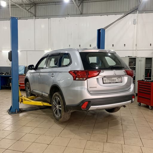 Mitsubishi Outlander на подъёмнике в боксе техцентра Акпп-Сервис на капитальном ремонте вариатора