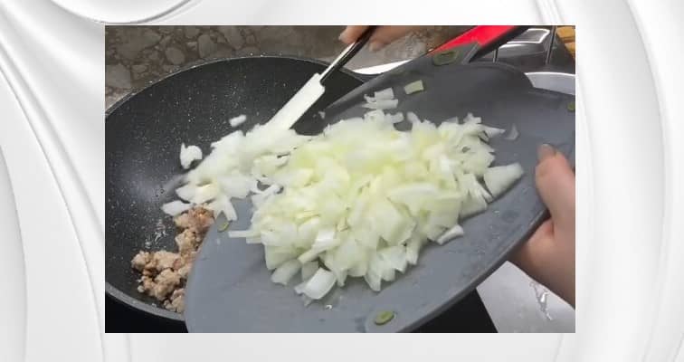 Приготовление макарон по-флотски с томатным соусом и фаршем на сковороде: шаг 2