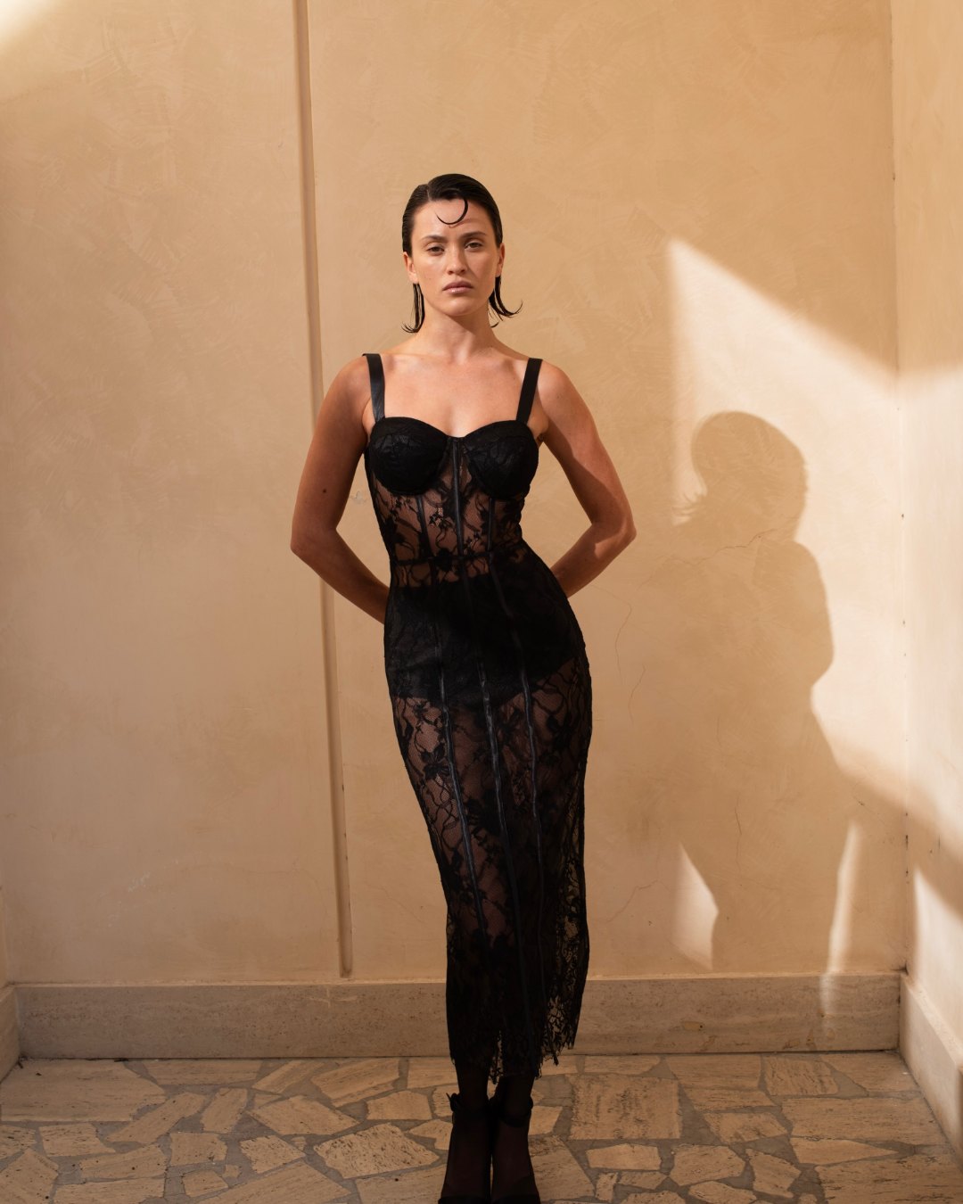 Actualee Autunno-Inverno 2026: abito lungo in pizzo nero con corsetto