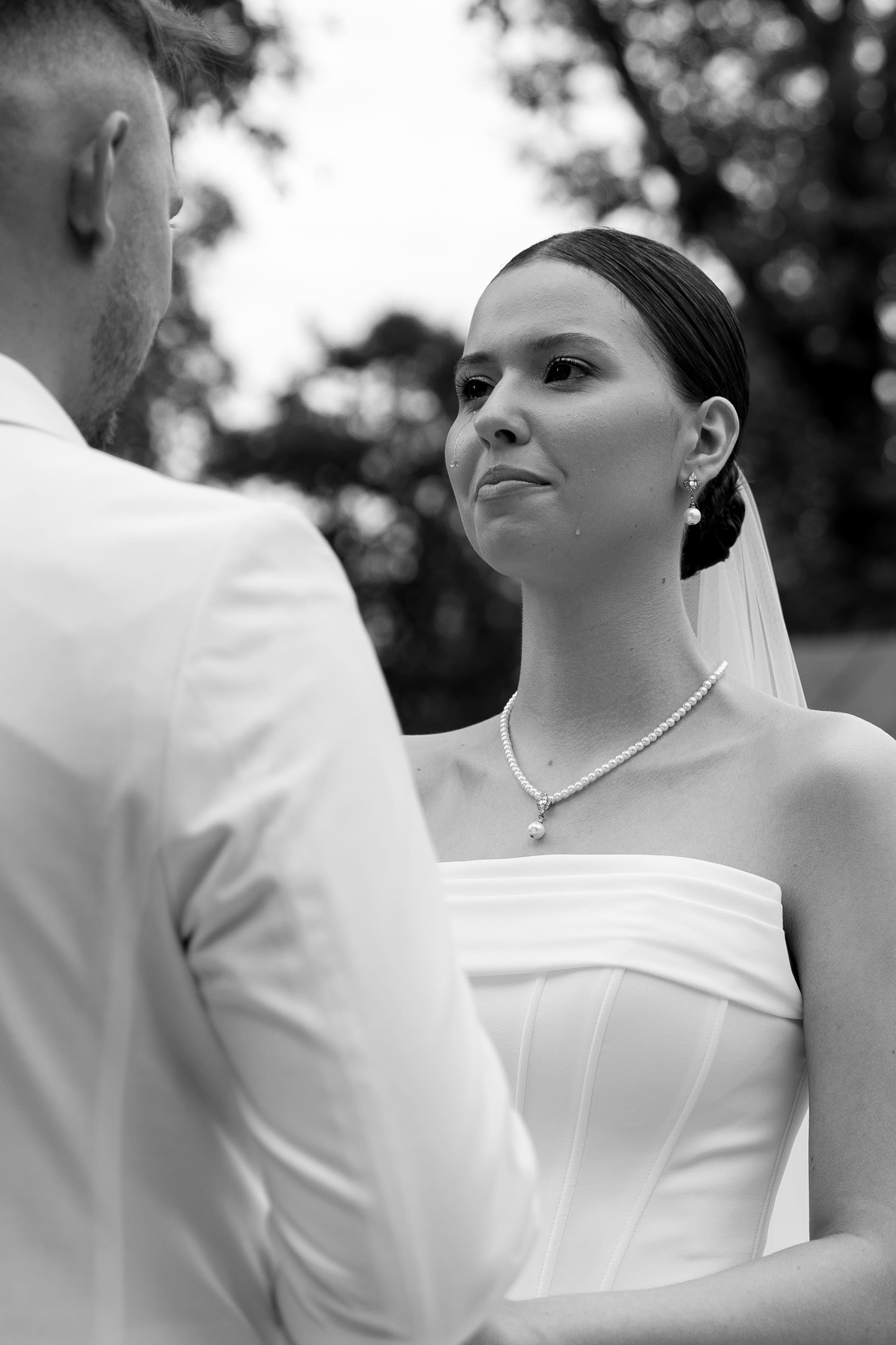 невеста плачет на выездной церемонии вместе с женихом