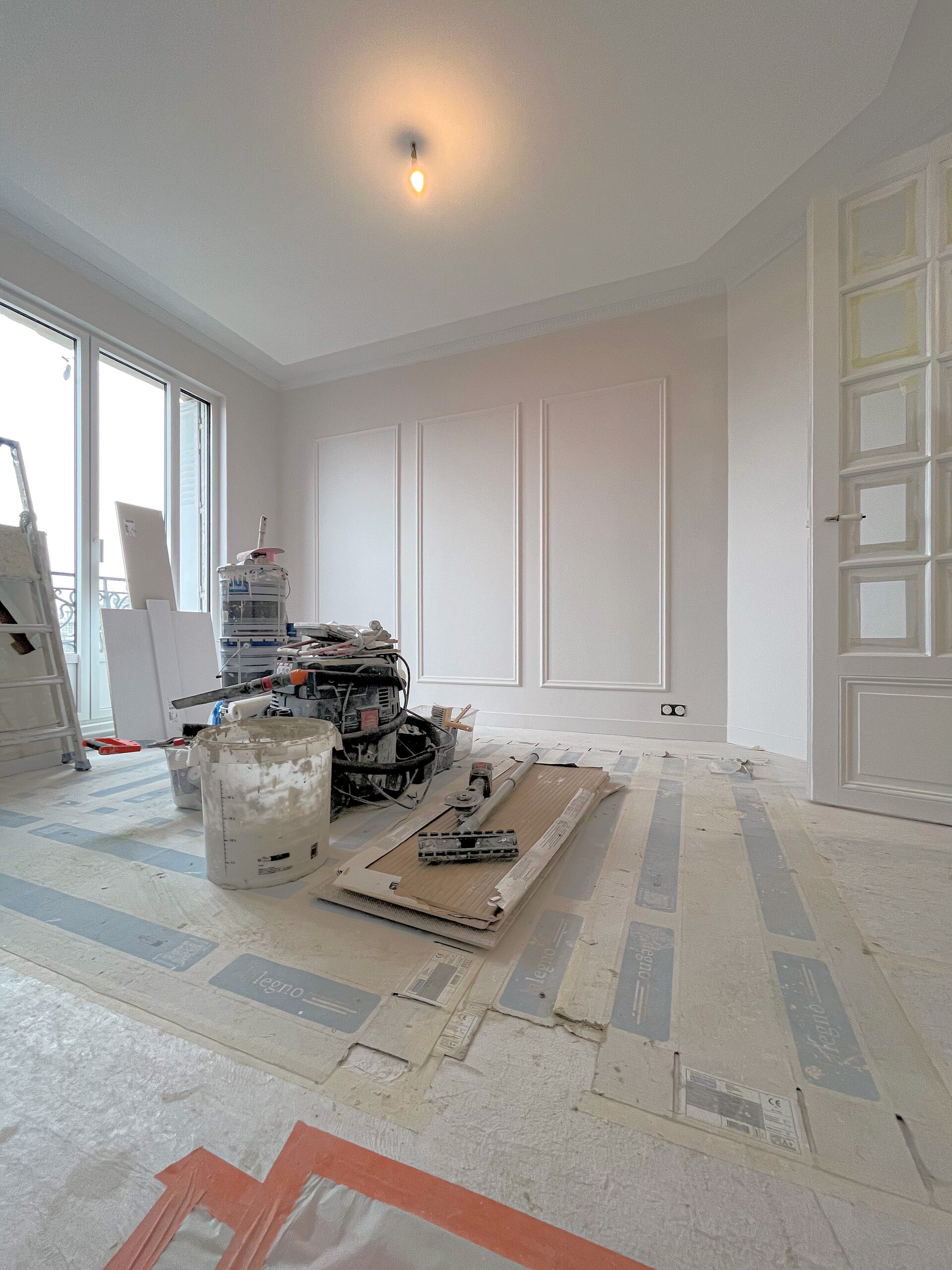 Travaux appartement Paris en cours avec préparation des sols et mise en œuvre du projet