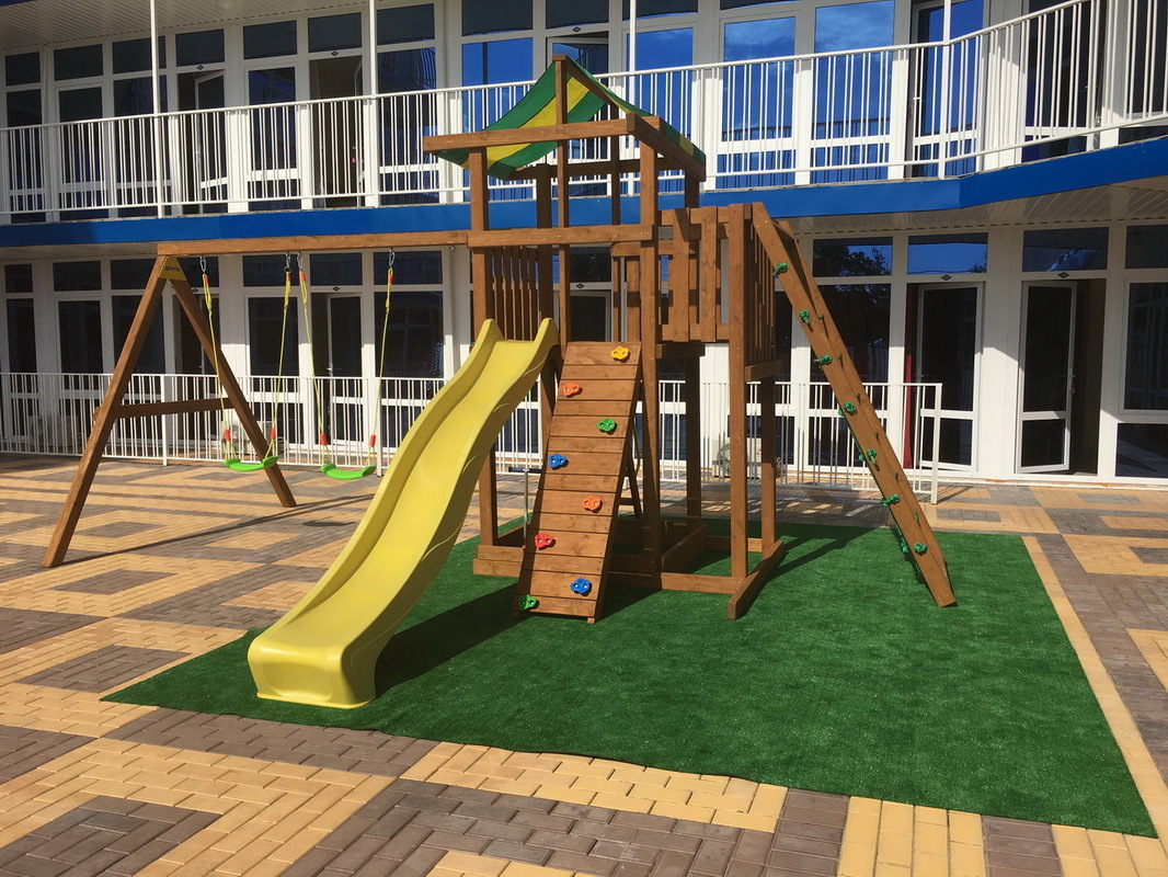 Детская площадка на территории отеля Марсель, Лермонтово