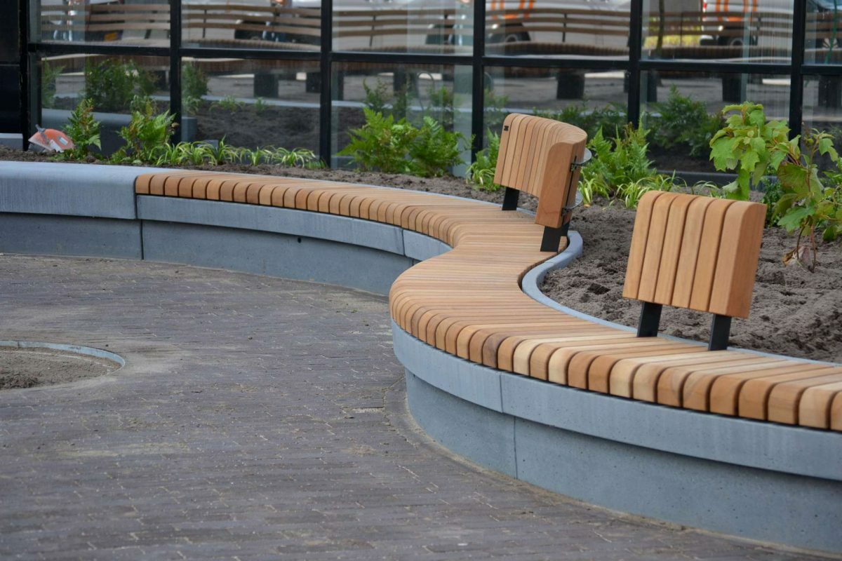 радиусная скамейка для сада
