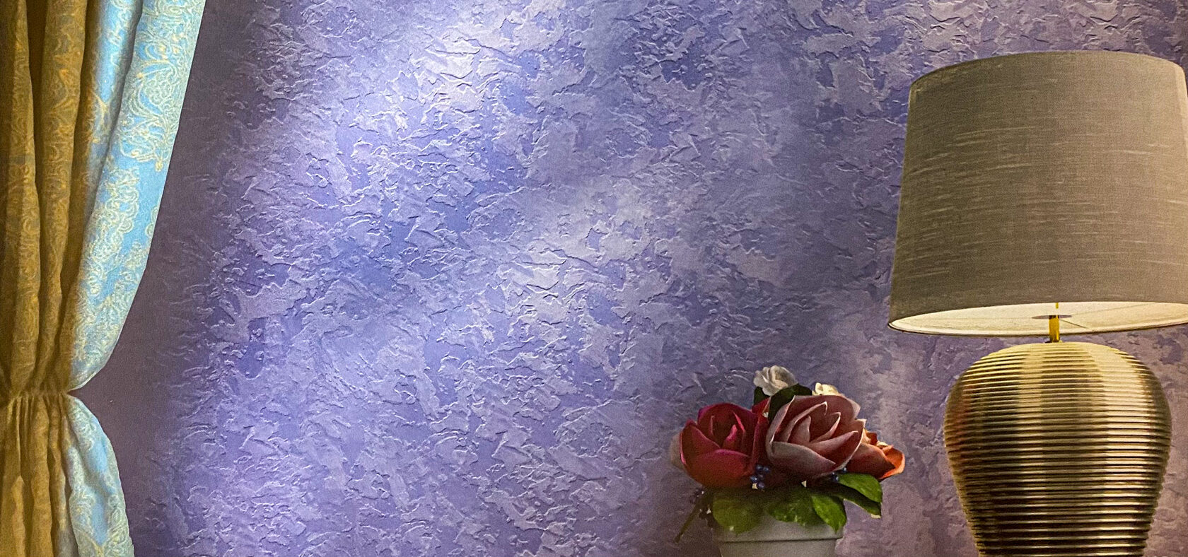 Стена, отделанная минеральной фактурной штукатуркой