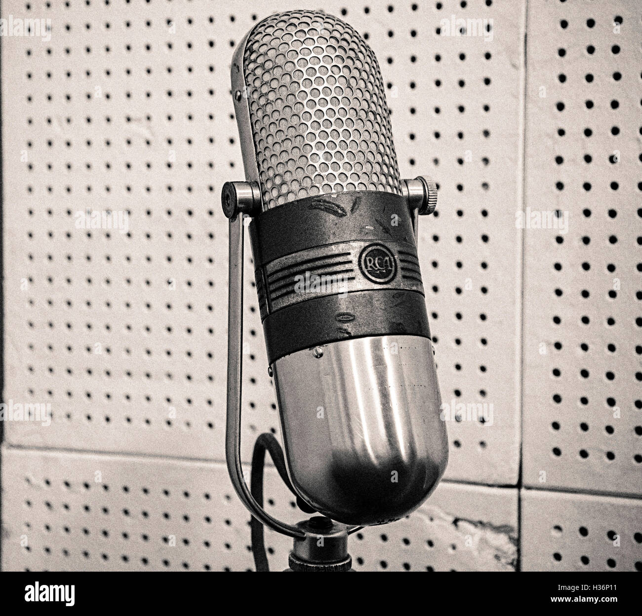 Винтажный микрофон RCA в комнате Sun Studio