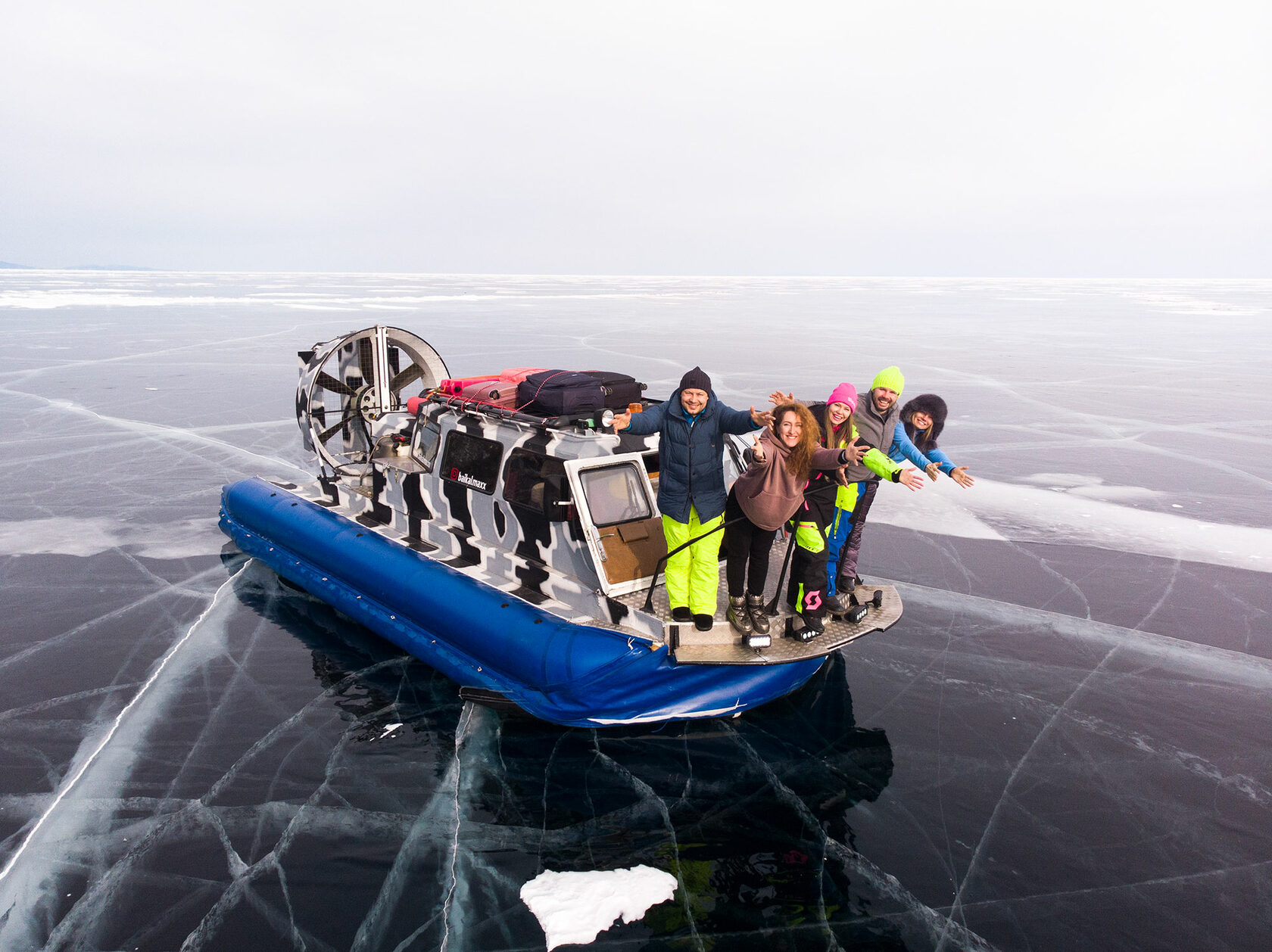 Байкал 2022. Лед Байкала 2022. Лодка кататься по льду Байкала. Лодка по льду на Байкале. Катание по льду Байкала.