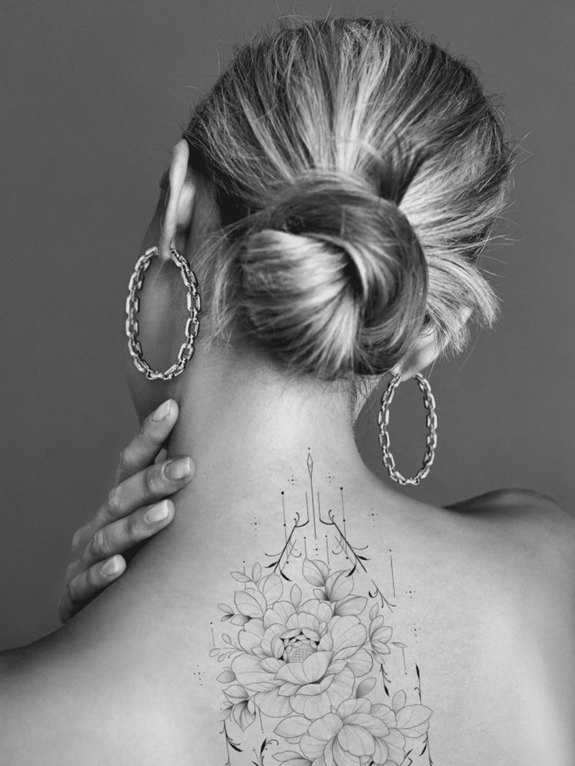 женское тату на спине