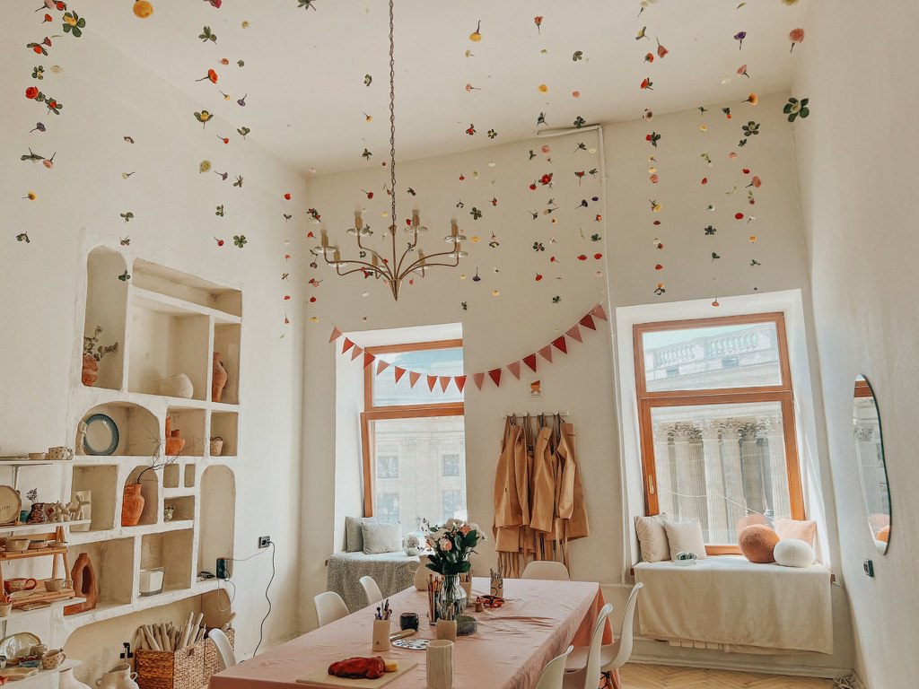 Гости празднуют день рождения в студии Лепкарня