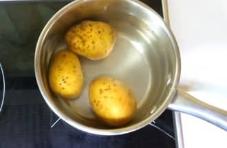 Приготовление салата «Невеста» с копчёной курицей и плавленным сыром: шаг 3